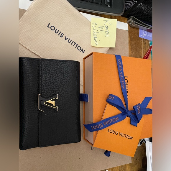 ♥️SOLD♥️ Authentic Louis Vuitton Capuchins Compact Wallet Noir - Picture 1 of 11